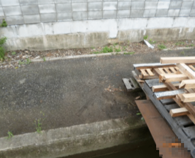 5S 整理 工場前 用水路側 木片 スキットを撤去 改善後 建屋外