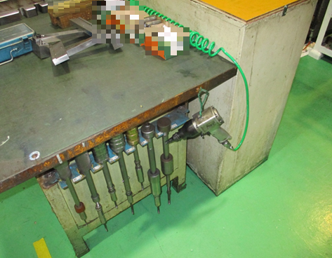 5S 整頓 インパクトレンチ 作業台上の専用ハンガー 改善後 工場